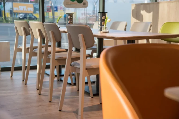Detail-Aufnahme vom Stuhl Joris, Gestell weiß, Polster grau, Gastronomie Globus Castrop Rauxel Schniedersitzt