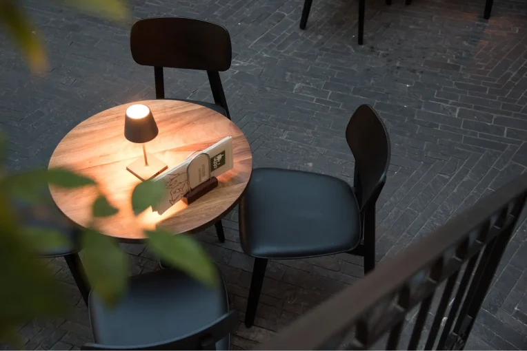 Einrichtung Gastronomie Pablo Arkaden Picasso Museum Schniedersitzt Möbel für gute Gäste, Stuhl Torge in schwarz