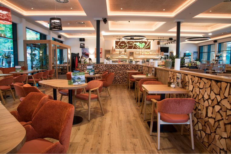 Gastronomie Einrichtung R-Café Bocholt Schniedersitzt Möbel für gute Gäste, Sessel Marc, Sessel Constantin, Sessel Donna, Barhocker mit Lehne Bela, Drehsessel Bela