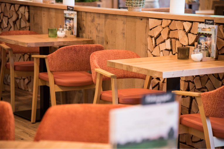 Referenz, Gastronomie Einrichtung R-Café Bocholt Schniedersitzt Möbel für gute Gäste, Sessel Marc, Sessel Constantin, Sessel Donna, Barhocker mit Lehne Bela, Drehsessel Bela