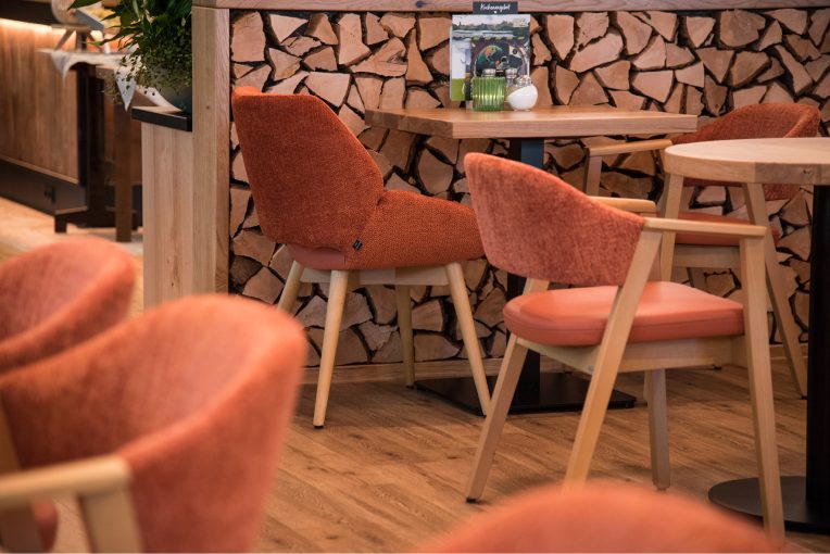 Referenz, Gastronomie Einrichtung R-Café Bocholt Schniedersitzt Möbel für gute Gäste, Sessel Marc, Sessel Constantin, Sessel Donna, Barhocker mit Lehne Bela, Drehsessel Bela