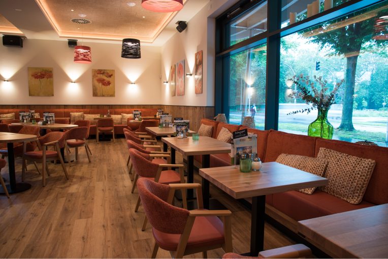 Gastronomie Einrichtung R-Café Bocholt Schniedersitzt Möbel für gute Gäste, Sessel Marc, Sessel Constantin, Sessel Donna, Barhocker mit Lehne Bela, Drehsessel Bela
