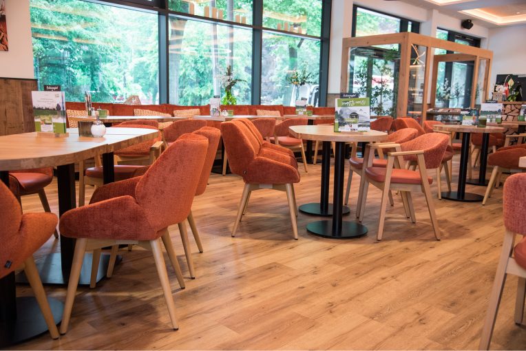 Referenz, Gastronomie Einrichtung R-Café Bocholt Schniedersitzt Möbel für gute Gäste, Sessel Marc, Sessel Constantin, Sessel Donna, Barhocker mit Lehne Bela, Drehsessel Bela