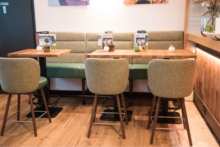 Referenz, Gastronomie Einrichtung R-Café Bocholt Schniedersitzt Möbel für gute Gäste, Sessel Marc, Sessel Constantin, Sessel Donna, Barhocker mit Lehne Bela, Drehsessel Bela