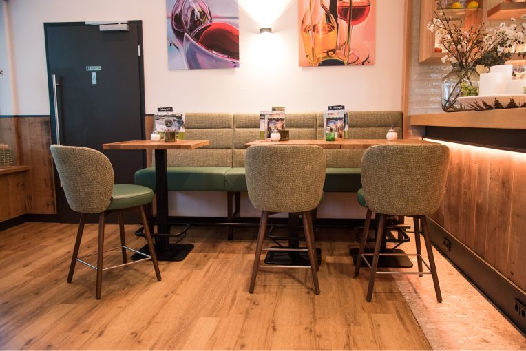 Referenz, Gastronomie Einrichtung R-Café Bocholt Schniedersitzt Möbel für gute Gäste, Sessel Marc, Sessel Constantin, Sessel Donna, Barhocker mit Lehne Bela, Drehsessel Bela
