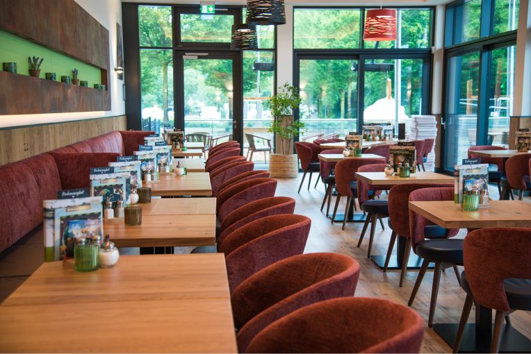 Referenz, Gastronomie Einrichtung R-Café Bocholt Schniedersitzt Möbel für gute Gäste, Sessel Marc, Sessel Constantin, Sessel Donna, Barhocker mit Lehne Bela, Drehsessel Bela