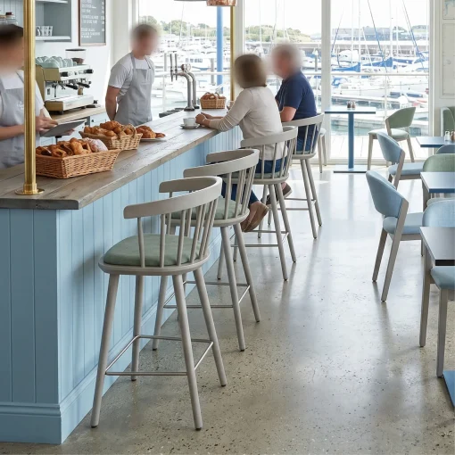 café-Einrichtung Ostsee Visualisierung, Hocker Mika, Stuhl Constantin Sofa Max und Säulentische Schniedersitzt