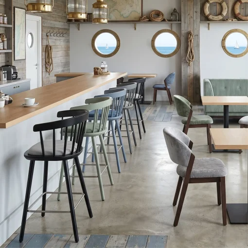 café-Einrichtung Ostsee Visualisierung, Hocker Mika, Stuhl Constantin Sofa Max und Säulentische Schniedersitzt