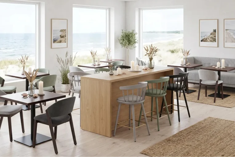 café-Einrichtung Ostsee Visualisierung, Hocker Mika, Stuhl Constantin Sofa Max und Säulentische Schniedersitzt