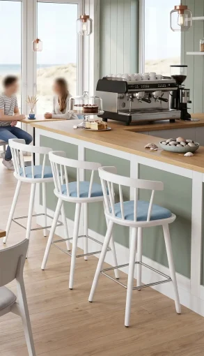 café-Einrichtung Ostsee Visualisierung, Hocker Mika, Stuhl Constantin Sofa Max und Säulentische Schniedersitzt