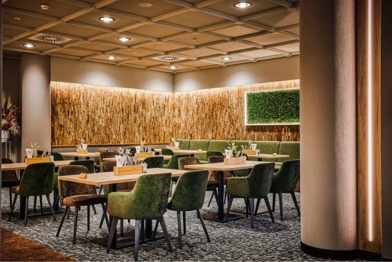 Foto von der Einrichtung Restaurant EssZeit im Sauerlandstern Willingen, Schniedersitzt Möbel für gute Gäste