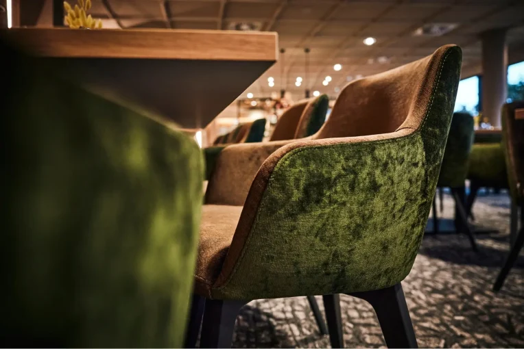 Detailfoto Sessel Flora, Einrichtung Restaurant EssZeit im Sauerlandstern Willingen, Schniedersitzt Möbel für gute Gäste