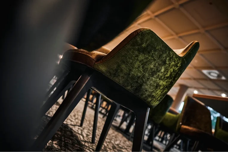 Detailfoto Sessel Flora, Einrichtung Restaurant EssZeit im Sauerlandstern Willingen, Schniedersitzt Möbel für gute Gäste