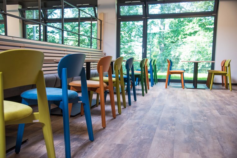 Möbel für den Speiseraum, Stuhl Lara, Sitzbank Julius, Einrichtung Möblierung Jugendherberge Cappenberger See Schniedersitzt Möbel für gute Gäste