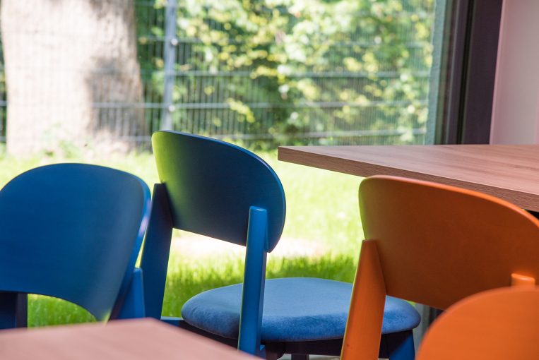 Stuhl Lara Einrichtung Möblierung Jugendherberge Cappenberger See Schniedersitzt Möbel für gute Gäste