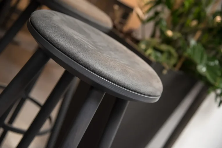 Detailfoto vom Hocker Luka, Kantine Musiktheater im Revier, Barhocker, Schniedersitzt Möbel für gute Gäste