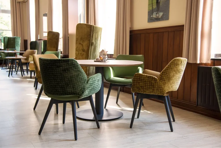 Fotos von der Einrichtung Seniorenheim Kloster Lounge Antoniushaus Lüdinghausen Schniedersitzt, Möblierung Esszimmer Aufenthaltsbereich, Ohrensessel, Sofa, Tische Polsterstühle