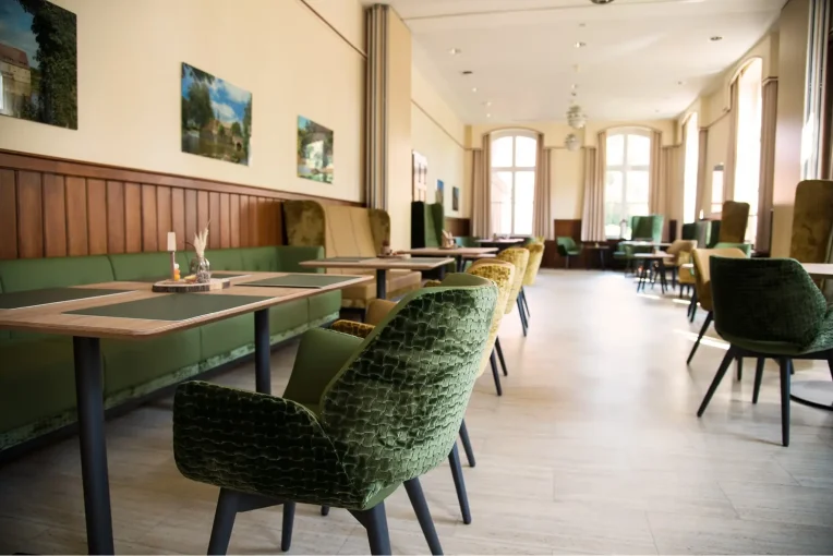 Fotos von der Einrichtung Seniorenheim Kloster Lounge Antoniushaus Lüdinghausen Schniedersitzt, Möblierung Esszimmer Aufenthaltsbereich, Ohrensessel, Sofa, Tische Polsterstühle