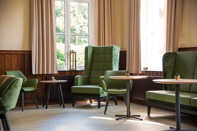 Fotos von der Einrichtung Seniorenheim Kloster Lounge Antoniushaus Lüdinghausen Schniedersitzt, Möblierung Esszimmer Aufenthaltsbereich, Ohrensessel, Sofa, Tische Polsterstühle