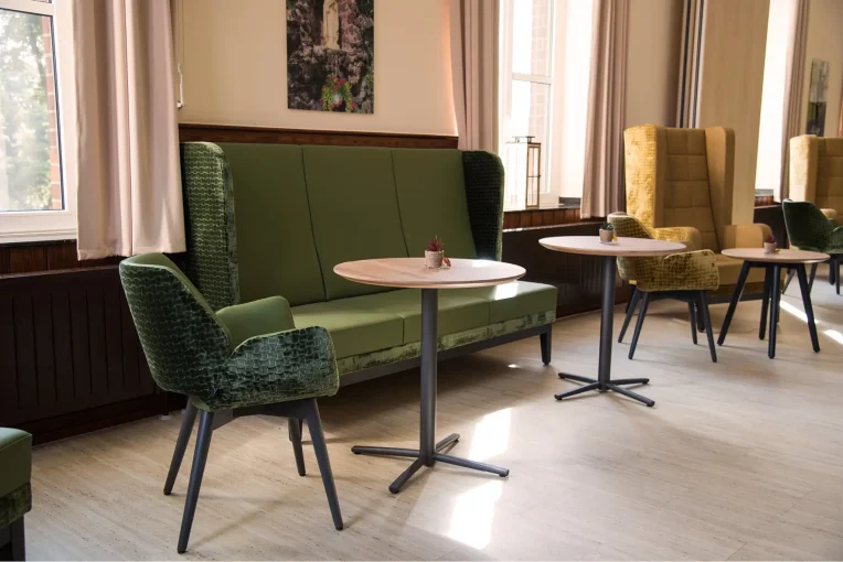 Fotos von der Einrichtung Seniorenheim Kloster Lounge Antoniushaus Lüdinghausen Schniedersitzt, Möblierung Esszimmer Aufenthaltsbereich, Ohrensessel, Sofa, Tische Polsterstühle