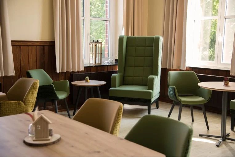 Fotos von der Einrichtung Seniorenheim Kloster Lounge Antoniushaus Lüdinghausen Schniedersitzt, Möblierung Esszimmer Aufenthaltsbereich, Ohrensessel, Sofa, Tische Polsterstühle