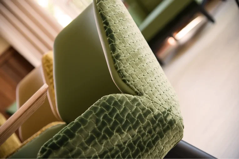 Fotos von der Einrichtung Seniorenheim Kloster Lounge Antoniushaus Lüdinghausen Schniedersitzt, Möblierung Esszimmer Aufenthaltsbereich, Ohrensessel, Sofa, Tische Polsterstühle