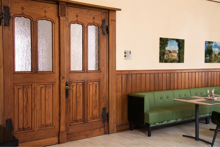 Fotos von der Einrichtung Seniorenheim Kloster Lounge Antoniushaus Lüdinghausen Schniedersitzt, Möblierung Esszimmer Aufenthaltsbereich, Ohrensessel, Sofa, Tische Polsterstühle