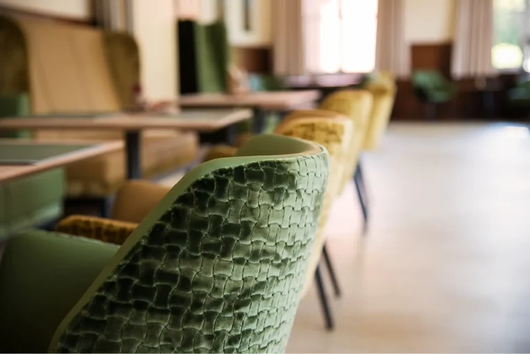 Fotos von der Einrichtung Seniorenheim Kloster Lounge Antoniushaus Lüdinghausen Schniedersitzt, Möblierung Esszimmer Aufenthaltsbereich, Ohrensessel, Sofa, Tische Polsterstühle