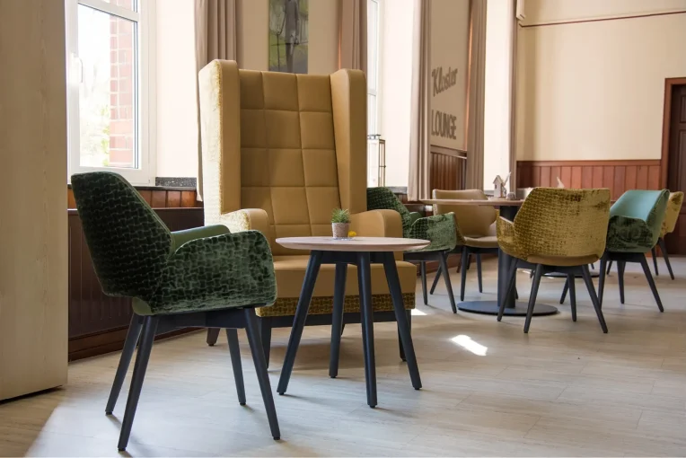 Fotos von der Einrichtung Seniorenheim Kloster Lounge Antoniushaus Lüdinghausen Schniedersitzt, Möblierung Esszimmer Aufenthaltsbereich, Ohrensessel, Sofa, Tische Polsterstühle