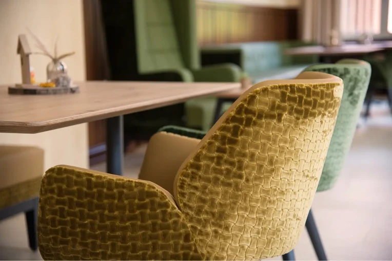 Fotos von der Einrichtung Seniorenheim Kloster Lounge Antoniushaus Lüdinghausen Schniedersitzt, Möblierung Esszimmer Aufenthaltsbereich, Ohrensessel, Sofa, Tische Polsterstühle