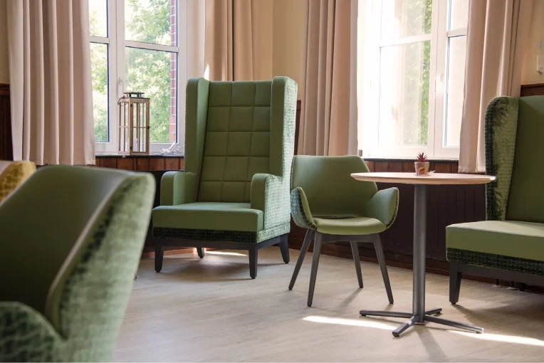 Fotos von der Einrichtung Seniorenheim Kloster Lounge Antoniushaus Lüdinghausen Schniedersitzt, Möblierung Esszimmer Aufenthaltsbereich, Ohrensessel, Sofa, Tische Polsterstühle