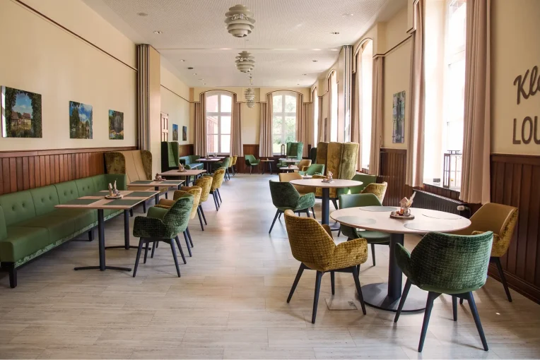Fotos von der Einrichtung Seniorenheim Kloster Lounge Antoniushaus Lüdinghausen Schniedersitzt, Möblierung Esszimmer Aufenthaltsbereich, Ohrensessel, Sofa, Tische Polsterstühle