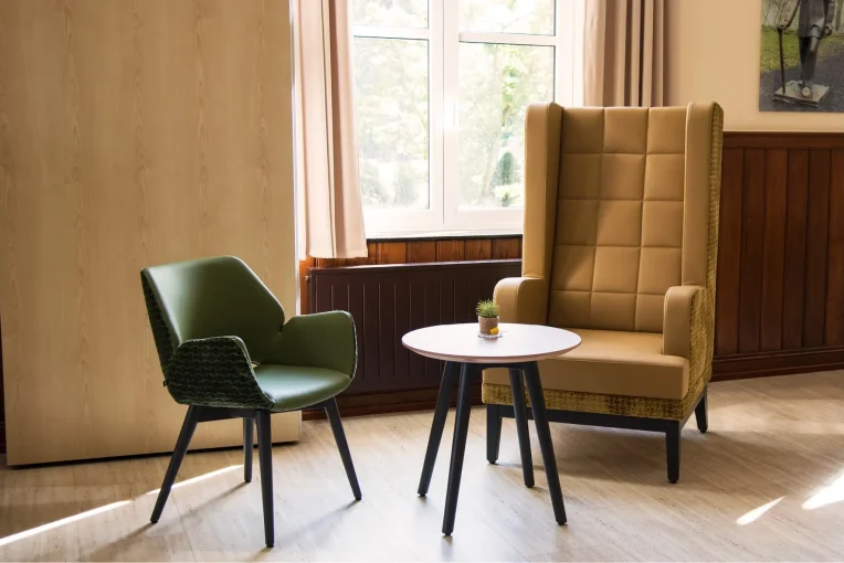 Fotos von der Einrichtung Seniorenheim Kloster Lounge Antoniushaus Lüdinghausen Schniedersitzt, Möblierung Esszimmer Aufenthaltsbereich, Ohrensessel, Sofa, Tische Polsterstühle