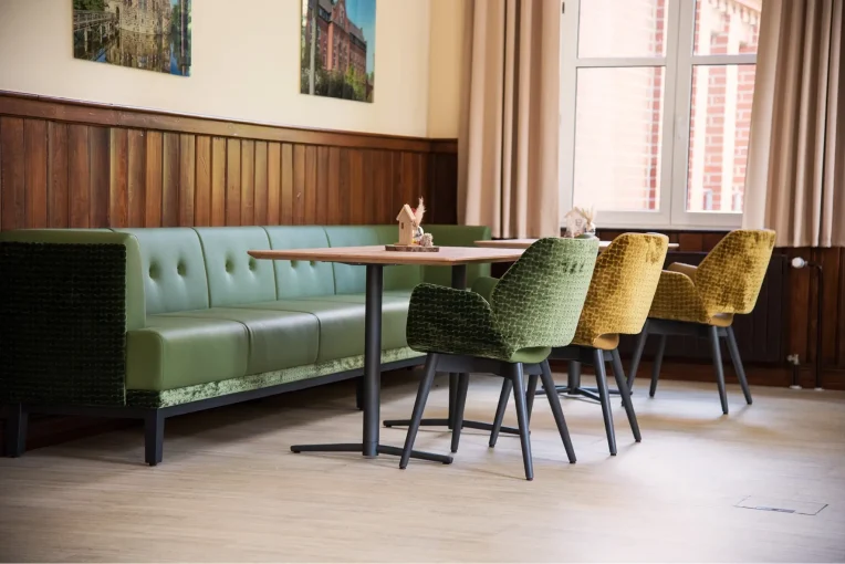 Fotos von der Einrichtung Seniorenheim Kloster Lounge Antoniushaus Lüdinghausen Schniedersitzt, Möblierung Esszimmer Aufenthaltsbereich, Ohrensessel, Sofa, Tische Polsterstühle
