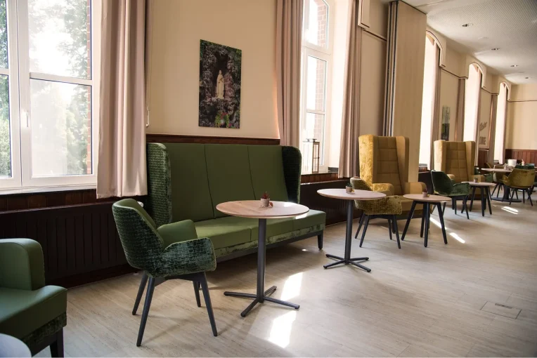 Fotos von der Einrichtung Seniorenheim Kloster Lounge Antoniushaus Lüdinghausen Schniedersitzt, Möblierung Esszimmer Aufenthaltsbereich, Ohrensessel, Sofa, Tische Polsterstühle