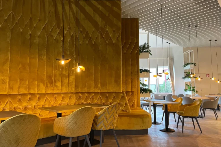 Kundenrestaurant Einrichtung Möbelhaus Turflon Werl Schniedersitzt Möbel für gute Gäste, Sessel, Barhocker Polsterbänke, Säulentische, Stehtische, Maßanfertigungen Polsterbänke, Möblierung