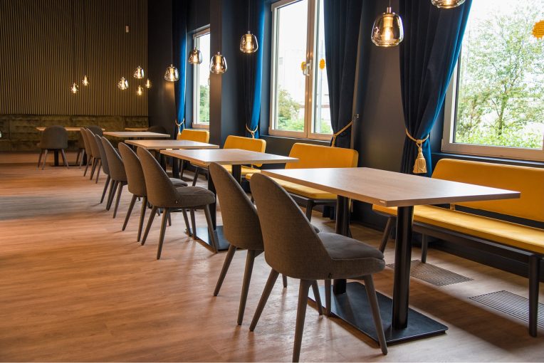 Kundenrestaurant Einrichtung Möbelhaus Turflon Werl Schniedersitzt Möbel für gute Gäste, Sessel, Barhocker Polsterbänke, Säulentische, Stehtische, Maßanfertigungen Polsterbänke, Möblierung