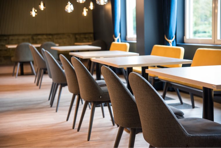 Kundenrestaurant Einrichtung Möbelhaus Turflon Werl Schniedersitzt Möbel für gute Gäste, Sessel, Barhocker Polsterbänke, Säulentische, Stehtische, Maßanfertigungen Polsterbänke, Möblierung