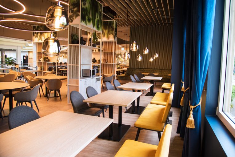 Kundenrestaurant Einrichtung Möbelhaus Turflon Werl Schniedersitzt Möbel für gute Gäste, Sessel, Barhocker Polsterbänke, Säulentische, Stehtische, Maßanfertigungen Polsterbänke, Möblierung