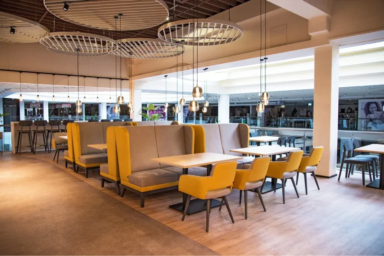 Kundenrestaurant Einrichtung Möbelhaus Turflon Werl Schniedersitzt Möbel für gute Gäste, Sessel, Barhocker Polsterbänke, Säulentische, Stehtische, Maßanfertigungen Polsterbänke, Möblierung