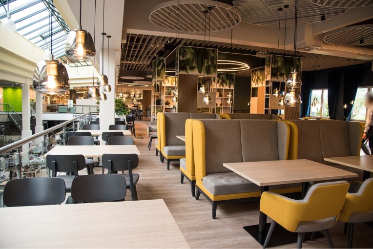 Kundenrestaurant Einrichtung Möbelhaus Turflon Werl Schniedersitzt Möbel für gute Gäste, Sessel, Barhocker Polsterbänke, Säulentische, Stehtische, Maßanfertigungen Polsterbänke, Möblierung