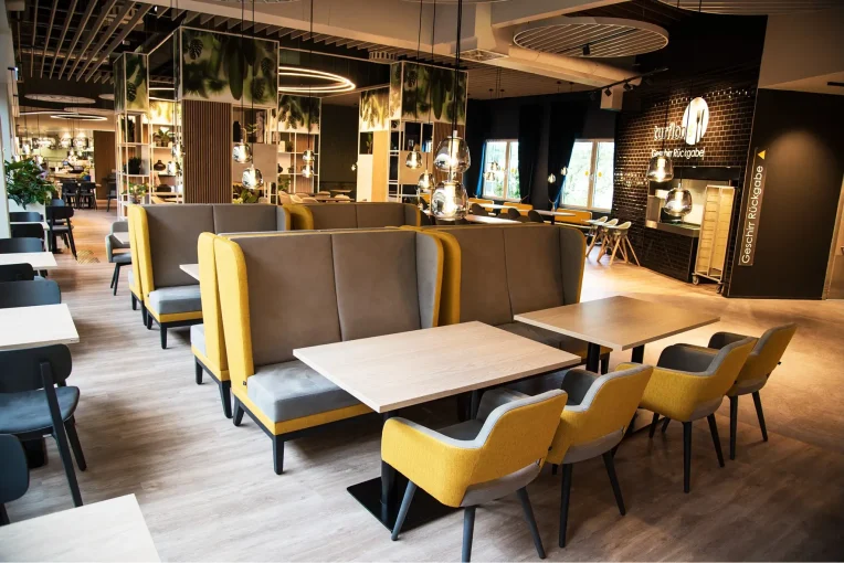 Kundenrestaurant Einrichtung Möbelhaus Turflon Werl Schniedersitzt Möbel für gute Gäste, Sessel, Barhocker Polsterbänke, Säulentische, Stehtische, Maßanfertigungen Polsterbänke, Möblierung