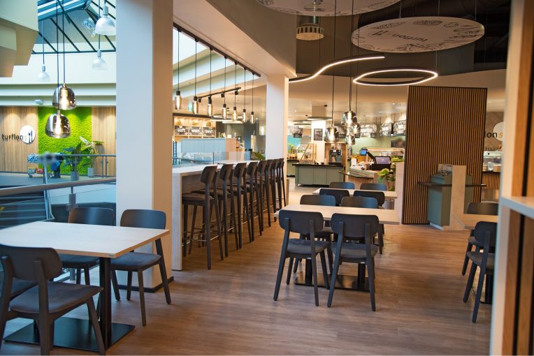 Kundenrestaurant Einrichtung Möbelhaus Turflon Werl Schniedersitzt Möbel für gute Gäste, Sessel, Barhocker Polsterbänke, Säulentische, Stehtische, Maßanfertigungen Polsterbänke, Möblierung