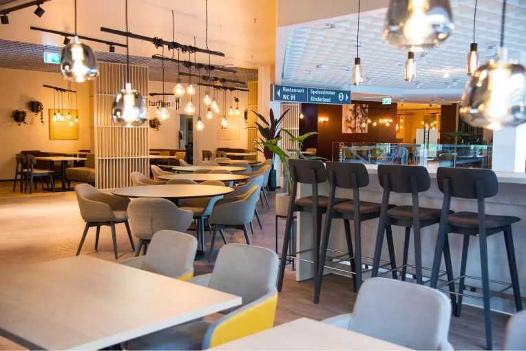 Kundenrestaurant Einrichtung Möbelhaus Turflon Werl Schniedersitzt Möbel für gute Gäste, Sessel, Barhocker Polsterbänke, Säulentische, Stehtische, Maßanfertigungen Polsterbänke, Möblierung