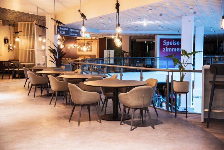Kundenrestaurant Einrichtung Möbelhaus Turflon Werl Schniedersitzt Möbel für gute Gäste, Sessel, Barhocker Polsterbänke, Säulentische, Stehtische, Maßanfertigungen Polsterbänke, Möblierung