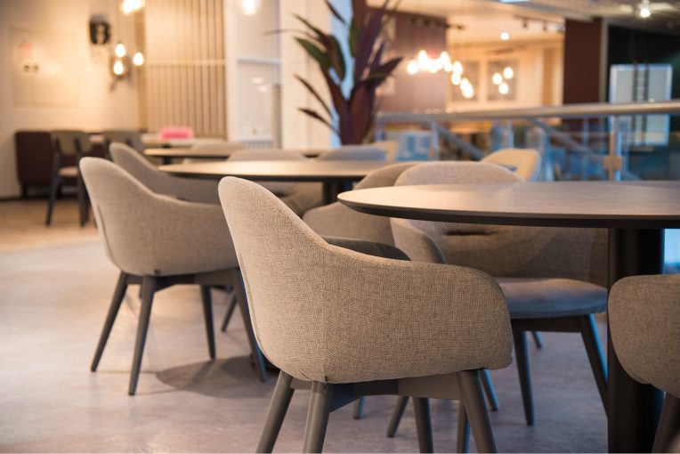 Kundenrestaurant Einrichtung Möbelhaus Turflon Werl Schniedersitzt Möbel für gute Gäste, Stühle, Säulentische, Sessel