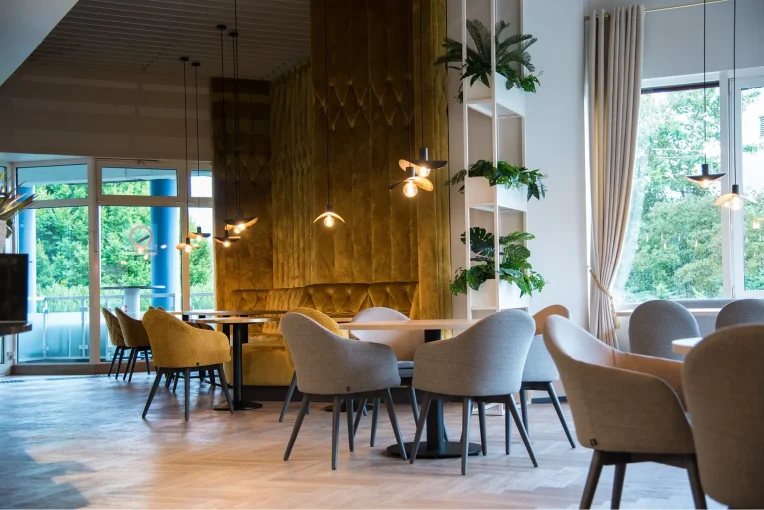 Kundenrestaurant Einrichtung Möbelhaus Turflon Werl Schniedersitzt Möbel für gute Gäste, Sessel, Barhocker Polsterbänke, Säulentische, Stehtische, Maßanfertigungen Polsterbänke, Möblierung