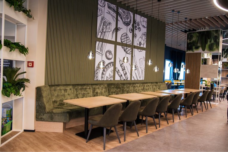 Kundenrestaurant Einrichtung Möbelhaus Turflon Werl Schniedersitzt Möbel für gute Gäste, Sessel, Barhocker Polsterbänke, Säulentische, Stehtische, Maßanfertigungen Polsterbänke, Möblierung
