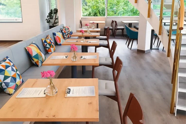 Stapelstuhl Juri Kundenrestaurant Schniedersitzt Möbel für gute Gäste