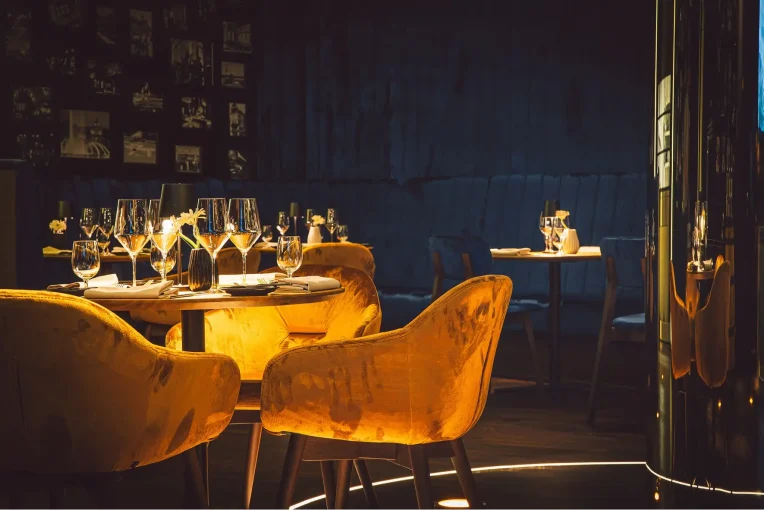 MERKUR SPIELBANKEN Restaurant Inside Duisburg, Gastronomiemöbel, Gastro-Stühle, Tisch, Polsterbänke Sofa